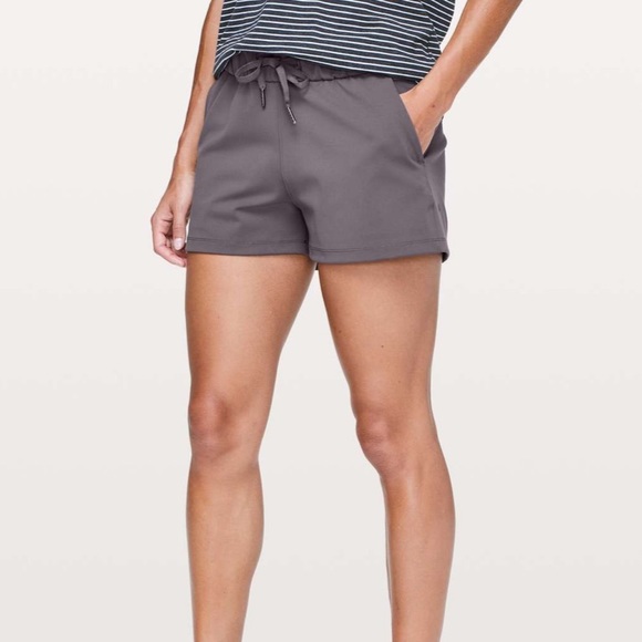 Lululemon on the fly short woven moonphase size 4 - Picture 4 of 6